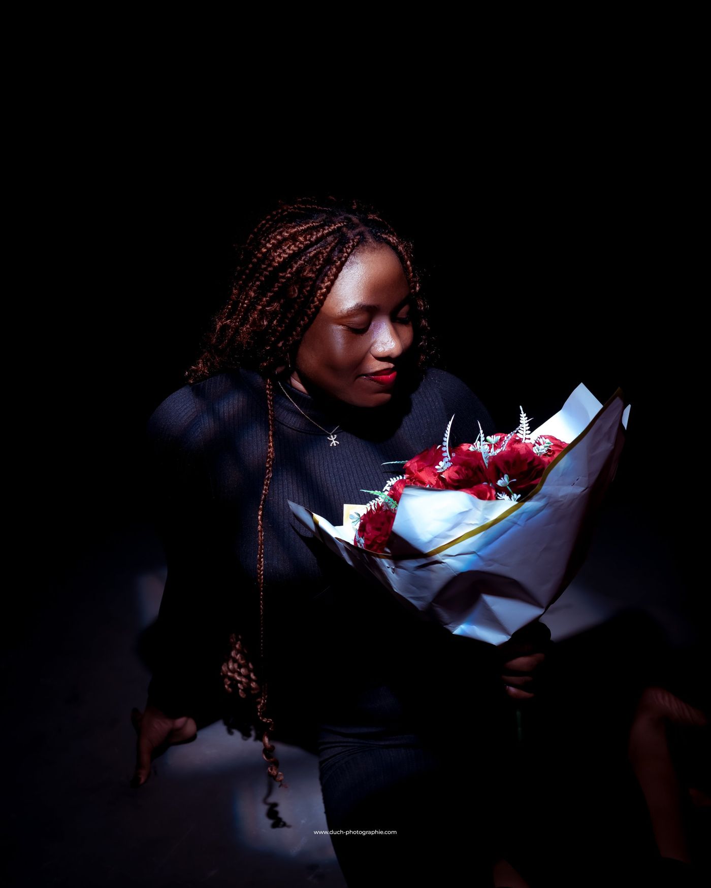 Portrait en clair-obscur, bouquet de roses rouges – Duch Photographie