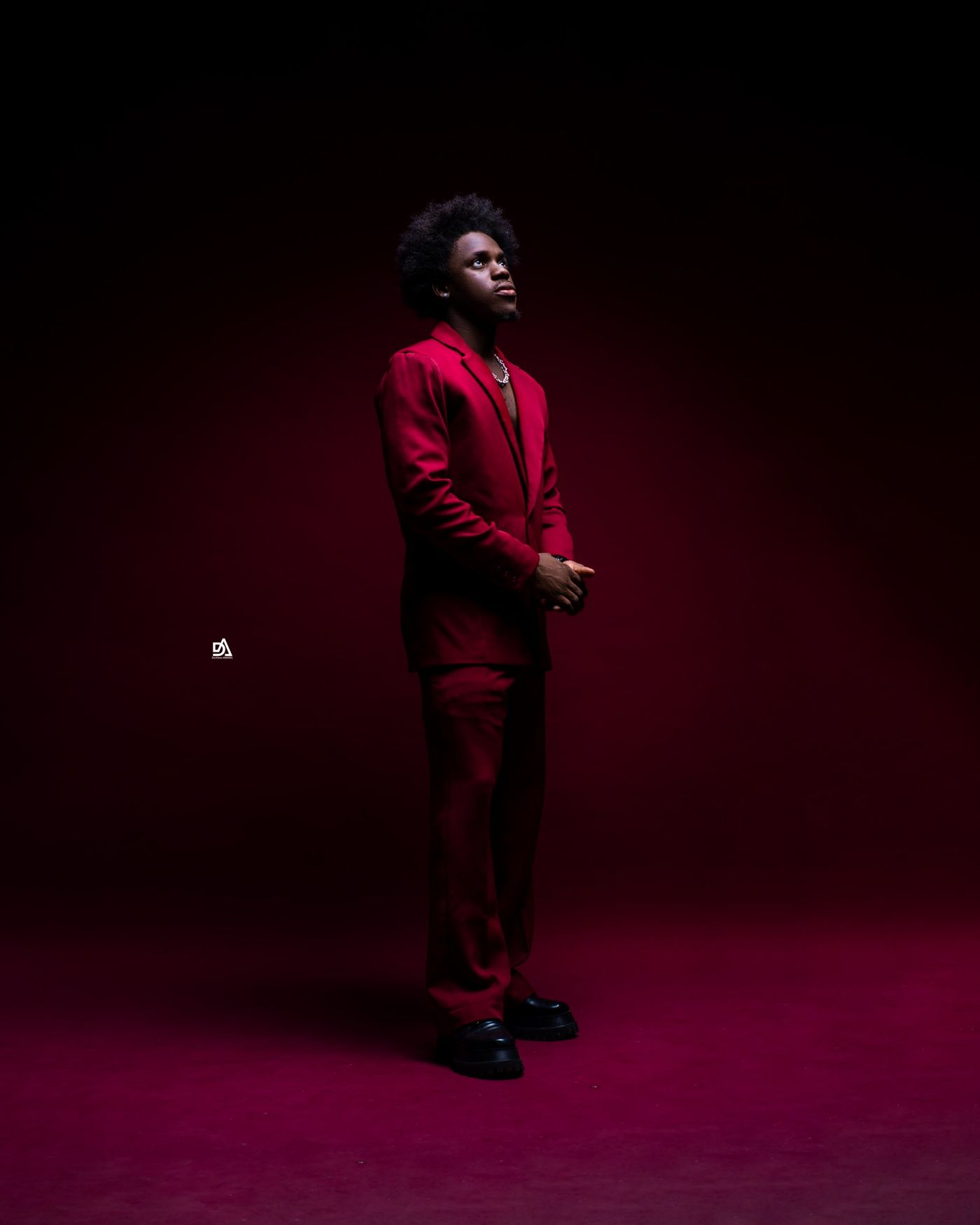 Portrait mode en costume rouge, studio – Duch Photographie