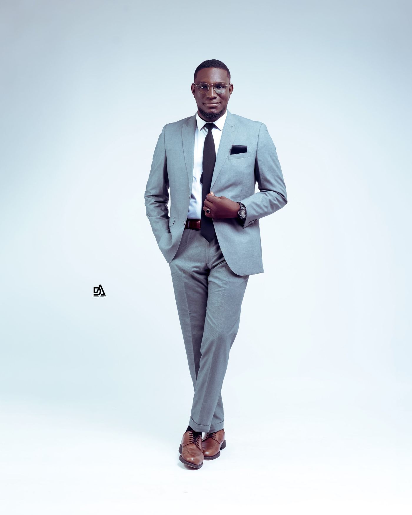 Portrait corporate en costume gris, studio – Duch Photographie