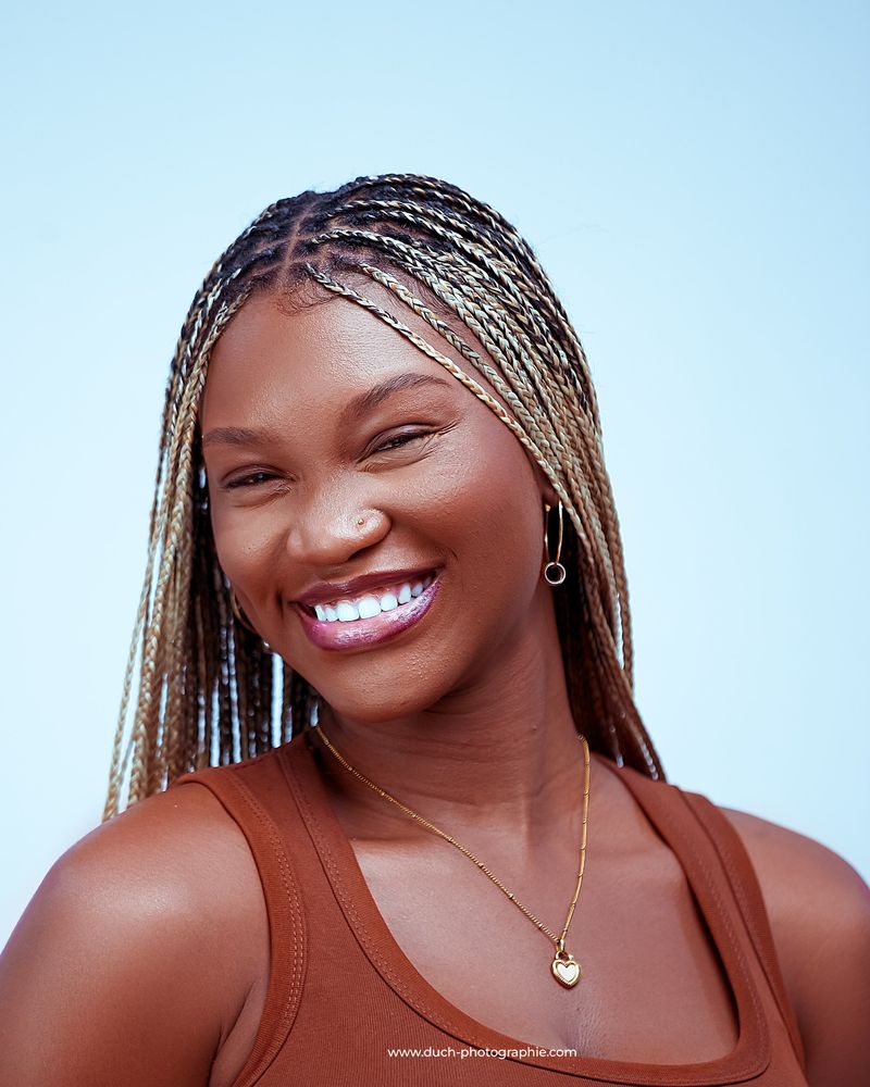 Portrait studio souriant, fond bleu ciel – Duch Photographie